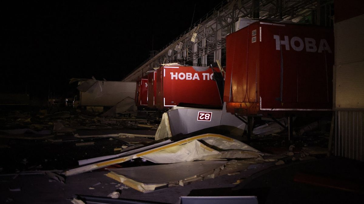 Šest mrtvých a 16 zraněných po ruském útoku na ukrajinskou Novou poštu